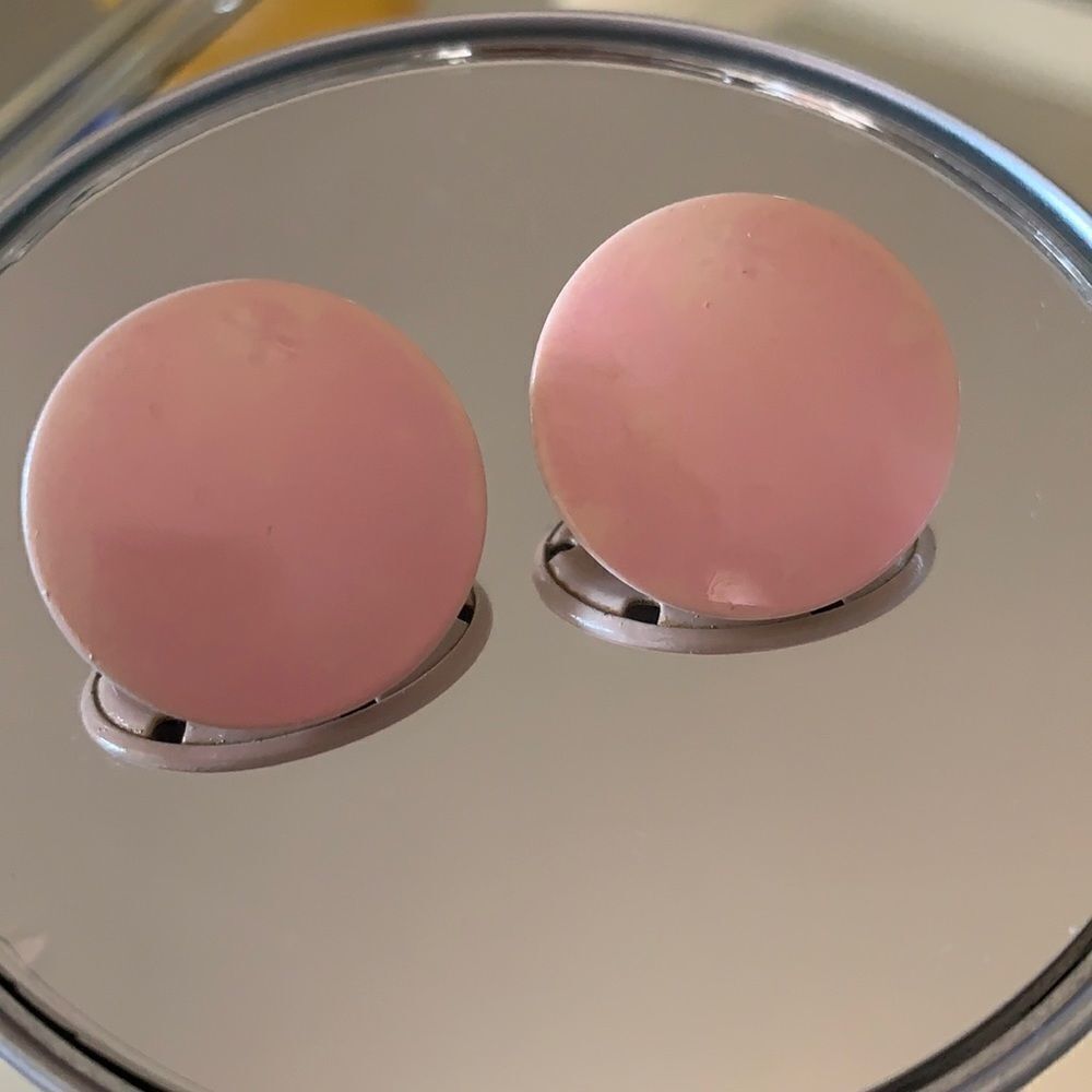Vtg pink enamel painted circle post earrings